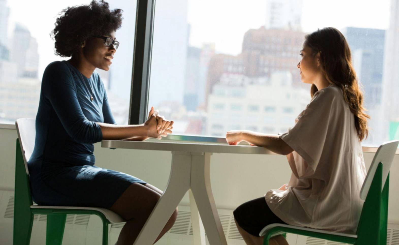 Entrepreneur serein travaillant sur son ordinateur avec des graphiques financiers