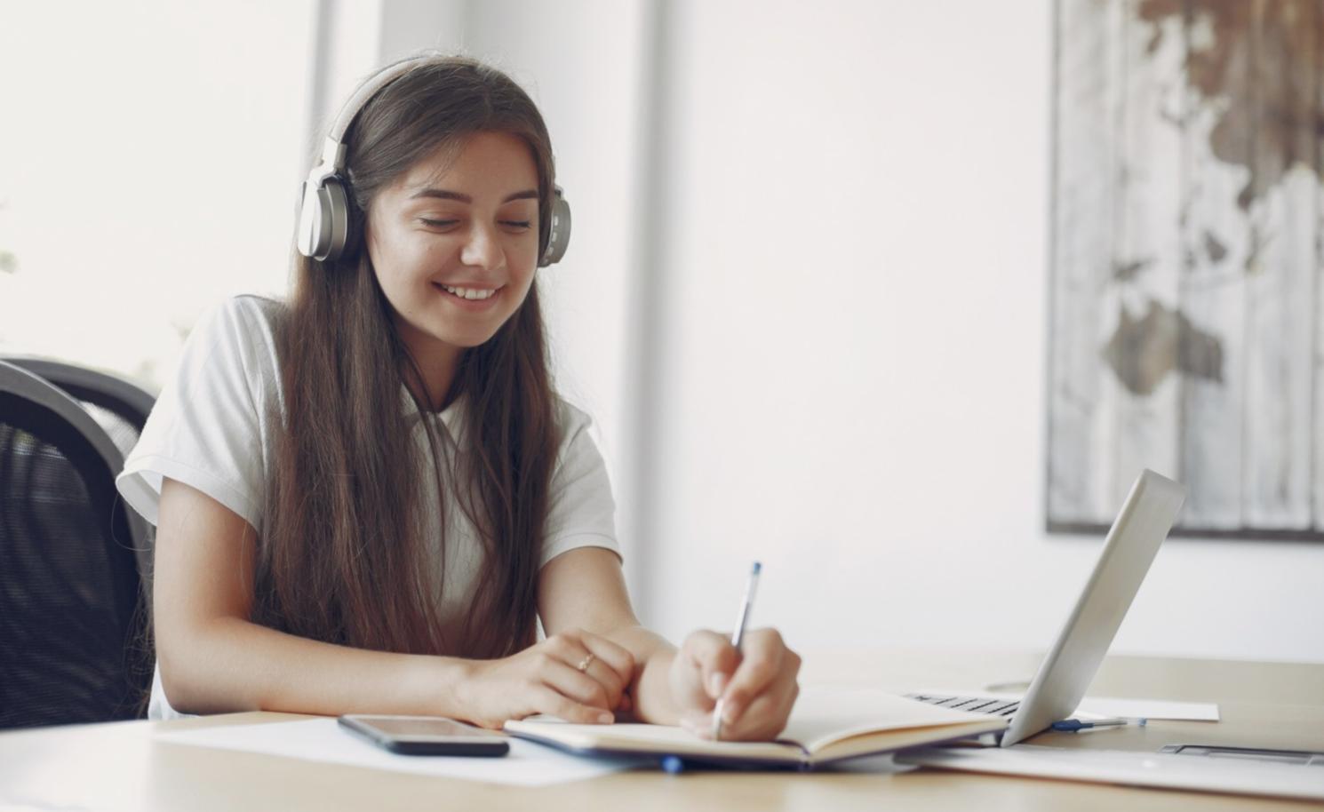Bureau de travail avec documents financiers et ordinateur