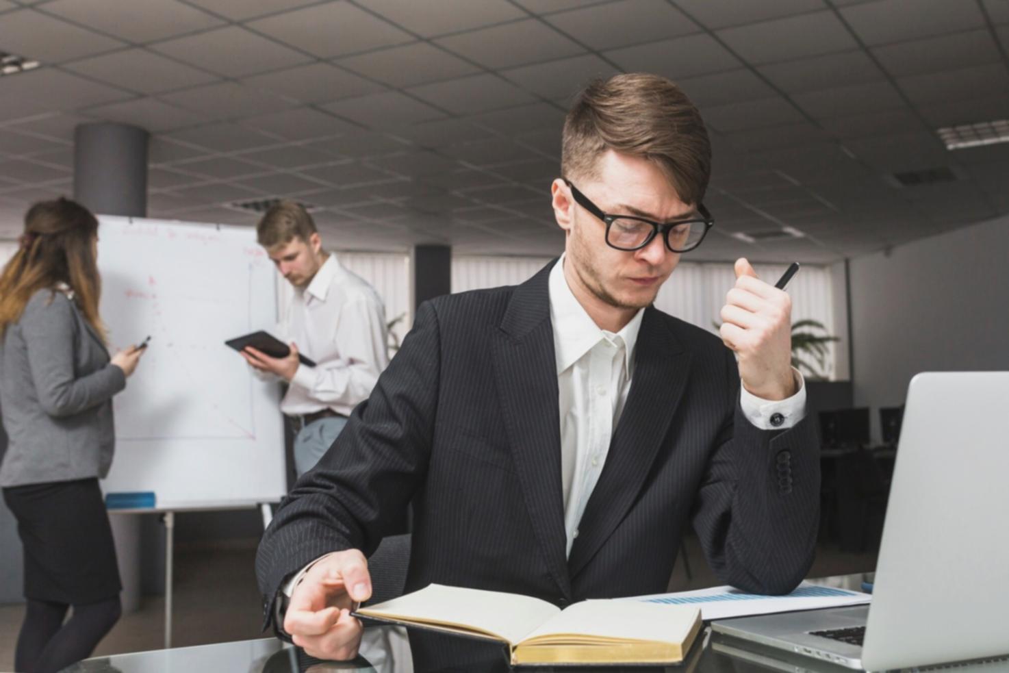 Étudiant consultant ses finances sur son ordinateur portable