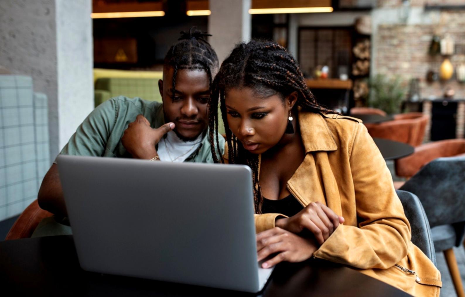 Analyse financière et tableaux de bord de trésorerie sur un bureau professionnel